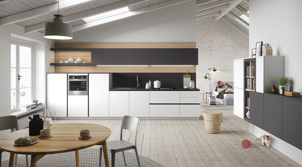 Cocina moderna de concepto abierto con muebles en blanco mate y gris oscuro, horno integrado, salpicadero negro y detalles en madera, ejemplo de diseño escandinavo ideal para diseñar cocinas funcionales y contemporáneas.