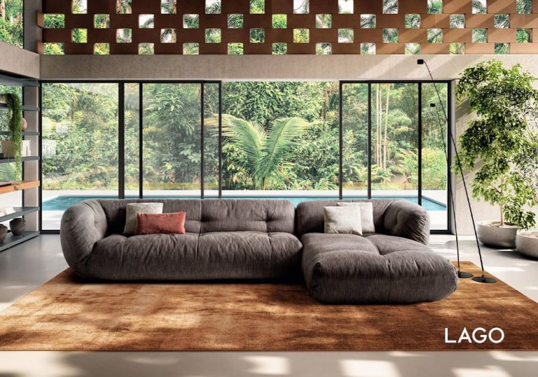 Salón moderno con sofá de líneas rectas en tonos neutros, mesa de centro y decoración minimalista en un espacio luminoso con estilo contemporáneo