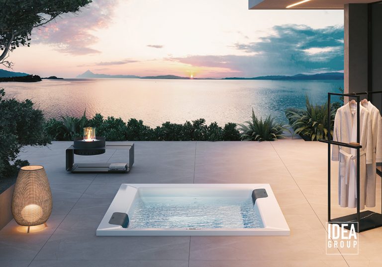 Terraza de lujo con jacuzzi exterior frente al mar al atardecer, mobiliario minimalista, iluminación ambiental y vistas panorámicas al horizonte