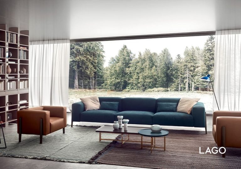 Salón moderno con sofá de diseño en tonos neutros, mesa de centro y decoración minimalista en un espacio luminoso con estilo contemporáneo