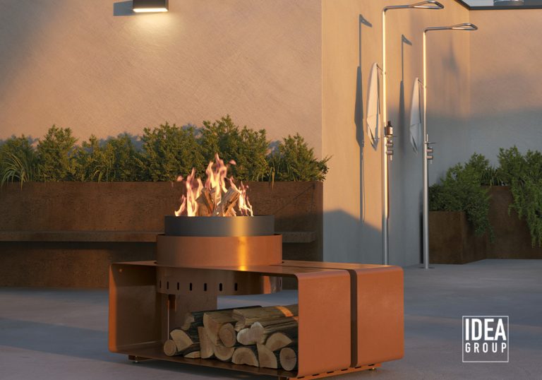 Zona exterior contemporánea con brasero de diseño sobre mesa metálica, leña almacenada debajo, ducha exterior y jardineras con vegetación en un patio minimalista iluminado al atardecer