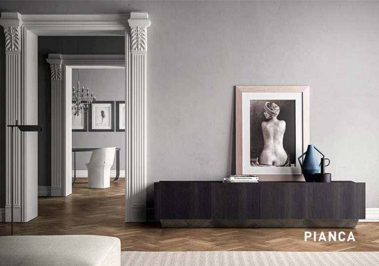 Recibidor contemporáneo con banco integrado, paneles de madera y pared decorativa, iluminación cálida y elementos decorativos que aportan un ambiente acogedor y funcional